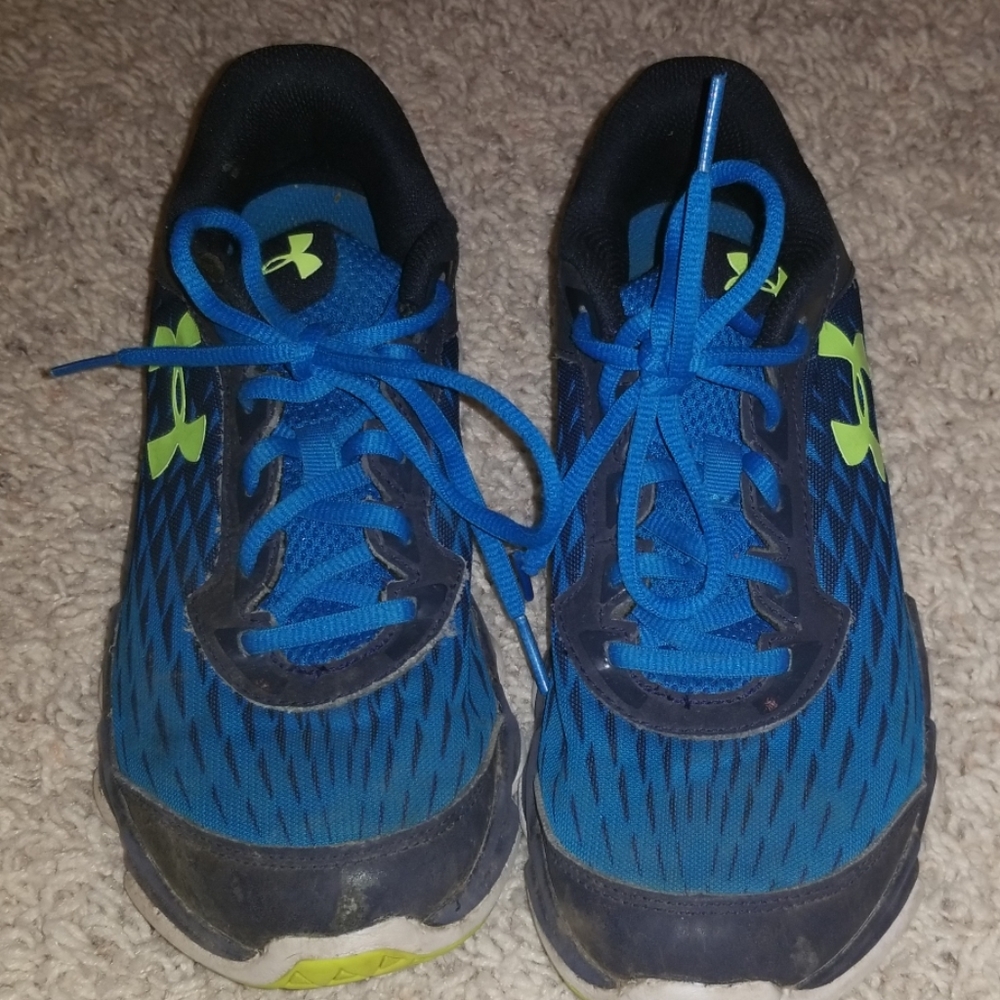 Under armour Youth Shoes Sz 6.5 Y